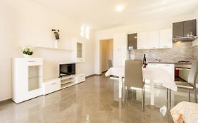 Reful Top Modern Facility With Large Terrace Or Balcony